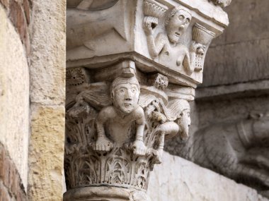 Verona Kubbesi Katedral Kilisesi dış heykelleri, Veronese heykeltraşı Brioloto 'nun atölyesine atfedilen Roma heykelinin detaylarını anlatır.