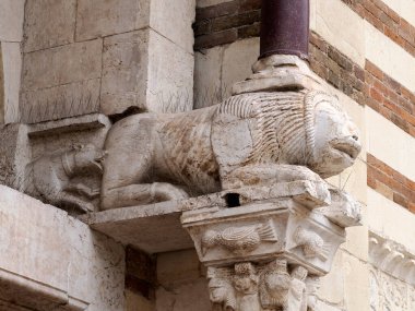 Verona Kubbesi Katedral Kilisesi dış heykelleri, Veronese heykeltraşı Brioloto 'nun atölyesine atfedilen Roma heykelinin detaylarını anlatır.