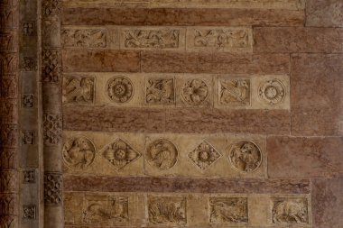 Verona Kubbesi Katedral Kilisesi dış heykelleri, Veronese heykeltraşı Brioloto 'nun atölyesine atfedilen Roma heykelinin detaylarını anlatır.