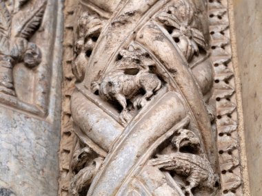 Verona Kubbesi Katedral Kilisesi dış heykelleri, Veronese heykeltraşı Brioloto 'nun atölyesine atfedilen Roma heykelinin detaylarını anlatır.