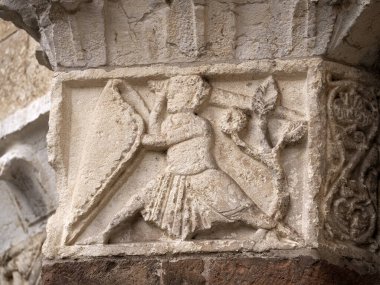 Verona Kubbesi Katedral Kilisesi dış heykelleri, Veronese heykeltraşı Brioloto 'nun atölyesine atfedilen Roma heykelinin detaylarını anlatır.