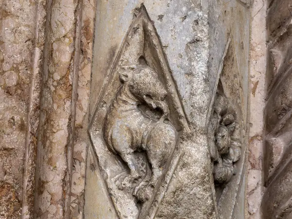 Verona Kubbesi Katedral Kilisesi dış heykelleri, Veronese heykeltraşı Brioloto 'nun atölyesine atfedilen Roma heykelinin detaylarını anlatır.