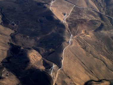 Sicilya 'da etna yanardağı yakınlarındaki birçok rüzgar türbini ve uçak manzaralı tarım arazileri.
