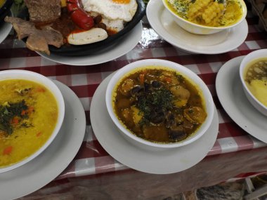 Geleneksel Kolombiya sokak yemeği çorbası.