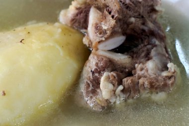 Geleneksel Kolombiya sokak yemeği çorbası.