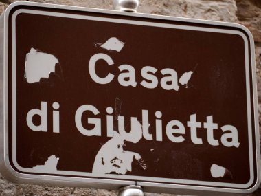 VERONA, İtalya - 22 Haziran 2012: Juliet 'in evinin avlusunun girişi. Verona İtalya