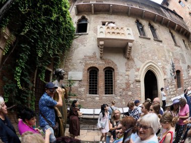VERONA, İtalya - 22 Haziran 2012: Juliet 'in evinin avlusunda turistler. Verona İtalya