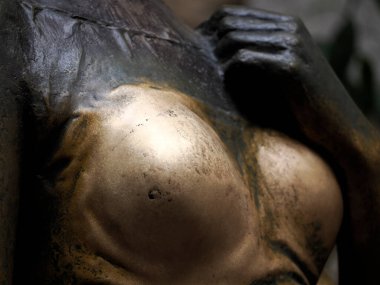 Juliet 'in bronz heykeli ve balkonu, Juliet evi Verona, İtalya
