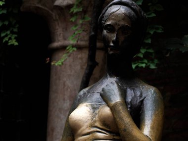 Juliet 'in bronz heykeli ve balkonu, Juliet evi Verona, İtalya