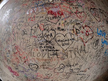 VERONA, ITALY - 22 HAZİRAN 2012: Juliet 'in evinin avlusunda isimlerle ve aşk bildirgesiyle dolu bir duvar. Verona İtalya