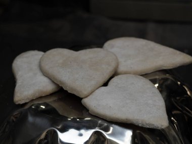 Fırın vitrininde tipik tatlı bir detay