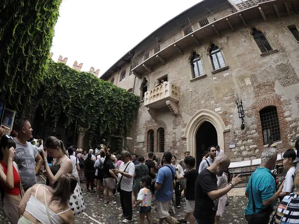 stock image VERONA, ITALY - JUNE 22 2012: Tourists in the courtyard of Juliet's house. Verona Italy