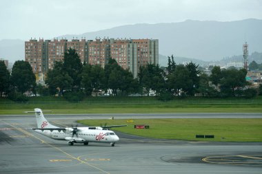 BOGOTA, COLOMBIA - 11 Temmuz 2024 - El Dorado havaalanı operasyonları Hava planları, kargo ve işçiler