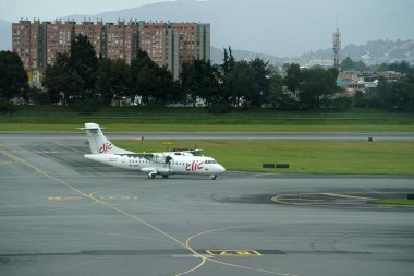 BOGOTA, COLOMBIA - 11 Temmuz 2024 - El Dorado havaalanı operasyonları Hava planları, kargo ve işçiler