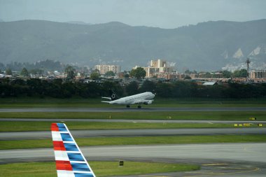 BOGOTA, COLOMBIA - 11 Temmuz 2024 - El Dorado havaalanı operasyonları Hava planları, kargo ve işçiler