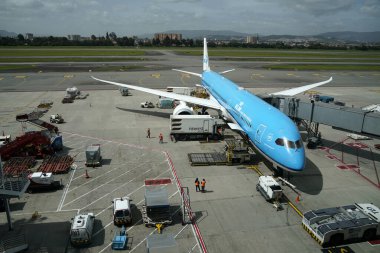 BOGOTA, COLOMBIA - 11 Temmuz 2024 - El Dorado havaalanı operasyonları Hava planları, kargo ve işçiler