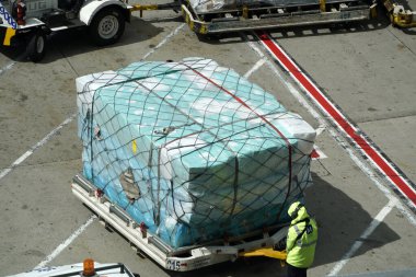 BOGOTA, COLOMBIA - 11 Temmuz 2024 - El Dorado havaalanı operasyonları Hava planları, kargo ve işçiler