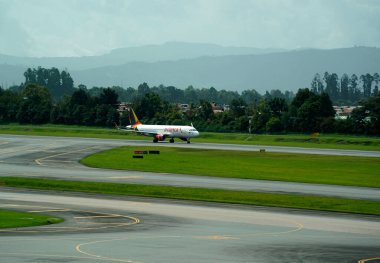 BOGOTA, COLOMBIA - 11 Temmuz 2024 - El Dorado havaalanı operasyonları Hava planları, kargo ve işçiler