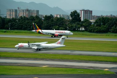 BOGOTA, COLOMBIA - 11 Temmuz 2024 - El Dorado havaalanı operasyonları Hava planları, kargo ve işçiler