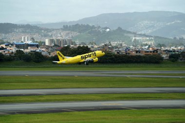 BOGOTA, COLOMBIA - 11 Temmuz 2024 - El Dorado havaalanı operasyonları Hava planları, kargo ve işçiler