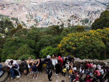 BOGOTA, COLOMBIA - 2 Temmuz 2024 - Bogota metropolünde Monserrate turist dolu