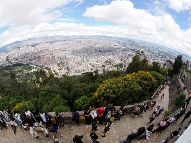 BOGOTA, COLOMBIA - 2 Temmuz 2024 - Bogota metropolünde Monserrate turist dolu