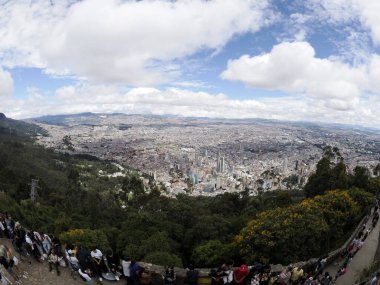 BOGOTA, COLOMBIA - 2 Temmuz 2024 - Bogota metropolünde Monserrate turist dolu