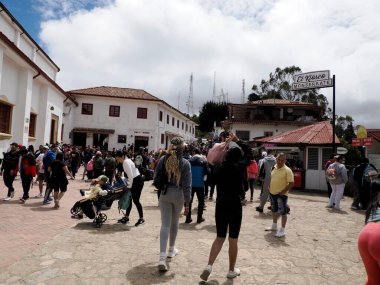 BOGOTA, COLOMBIA - 2 HAZİRAN 2024 - Bogota Metropolü 'ndeki Monserrate, kiliseye bağlı turistlerle doludur.