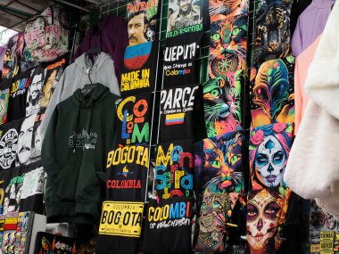 BOGOTA, COLOMBIA - 2 Temmuz 2024 - Bogota metropolünde Monserrate satılık Pablo Escobar tişörtü ile dolu