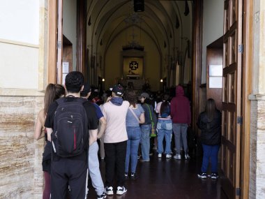 BOGOTA, COLOMBIA - 2 HAZİRAN 2024 - Bogota Metropolü 'ndeki Monserrate, kiliseye bağlı turistlerle doludur.