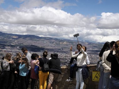 BOGOTA, COLOMBIA - 2 Temmuz 2024 - Bogota metropolünde Monserrate turist dolu