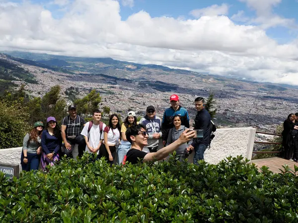 BOGOTA, COLOMBIA - 2 Temmuz 2024 - Bogota metropolünde Monserrate turist dolu