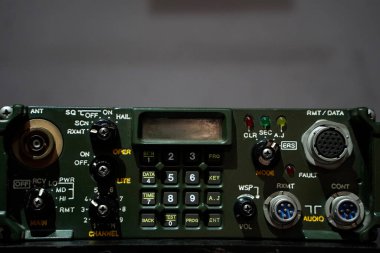 Eski tip İsrail kampı savaş yeşil radyo detayı