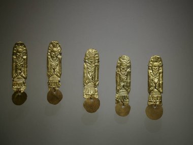 BOGOTA, COLOMBIA - 3 Temmuz 2024: Museo del Oro 'da (Altın Müzesi) sergilenen Süper Altın Eserler. Arkaplanda izole