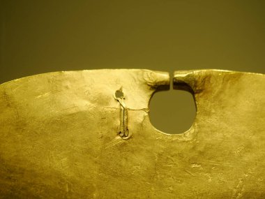 BOGOTA, COLOMBIA - 3 Temmuz 2024: Museo del Oro 'da (Altın Müzesi) sergilenen Süper Altın Eserler. Arkaplanda izole