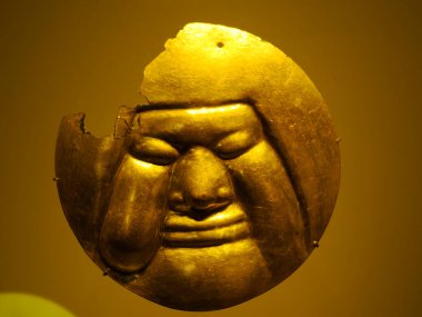 BOGOTA, COLOMBIA - 3 Temmuz 2024: Museo del Oro 'da (Altın Müzesi) sergilenen Süper Altın Eserler. Arkaplanda izole