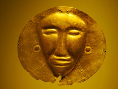 BOGOTA, COLOMBIA - 3 Temmuz 2024: Museo del Oro 'da (Altın Müzesi) sergilenen Süper Altın Eserler. Arkaplanda izole