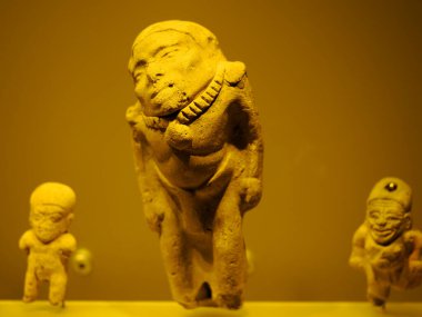 BOGOTA, COLOMBIA - 3 Temmuz 2024: Museo del Oro 'da seramik seramik seramik seramik seramik sergisi (Altın Müzesi). Arkaplanda izole