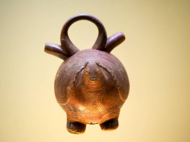 BOGOTA, COLOMBIA - 3 Temmuz 2024: Museo del Oro 'da seramik seramik seramik seramik seramik sergisi (Altın Müzesi). Arkaplanda izole