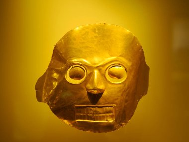 BOGOTA, COLOMBIA - 3 Temmuz 2024: Museo del Oro 'da (Altın Müzesi) sergilenen Süper Altın Eserler. Arkaplanda izole