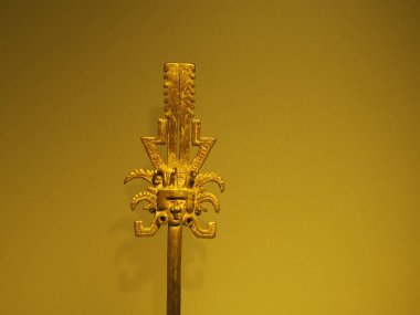 BOGOTA, COLOMBIA - 3 Temmuz 2024: Museo del Oro 'da (Altın Müzesi) sergilenen Süper Altın Eserler. Arkaplanda izole