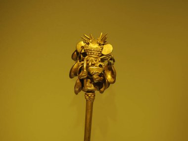 BOGOTA, COLOMBIA - 3 Temmuz 2024: Museo del Oro 'da (Altın Müzesi) sergilenen Süper Altın Eserler. Arkaplanda izole