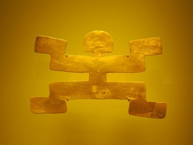 BOGOTA, COLOMBIA - 3 Temmuz 2024: Museo del Oro 'da (Altın Müzesi) sergilenen Süper Altın Eserler. Arkaplanda izole