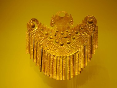 BOGOTA, COLOMBIA - 3 Temmuz 2024: Museo del Oro 'da (Altın Müzesi) sergilenen Süper Altın Eserler. Arkaplanda izole