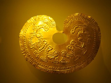 BOGOTA, COLOMBIA - 3 Temmuz 2024: Museo del Oro 'da (Altın Müzesi) sergilenen Süper Altın Eserler. Arkaplanda izole