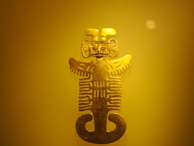 BOGOTA, COLOMBIA - 3 Temmuz 2024: Museo del Oro 'da (Altın Müzesi) sergilenen Süper Altın Eserler. Arkaplanda izole