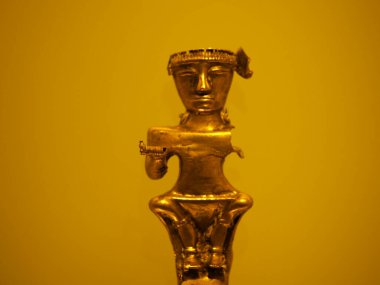 BOGOTA, COLOMBIA - 3 Temmuz 2024: Museo del Oro 'da (Altın Müzesi) sergilenen Süper Altın Eserler. Arkaplanda izole