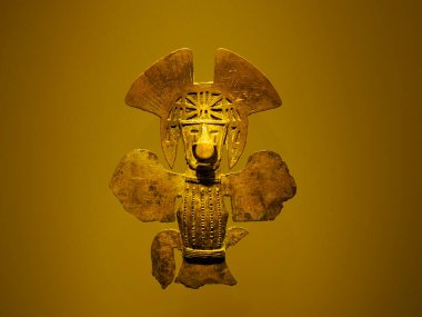 BOGOTA, COLOMBIA - 3 Temmuz 2024: Museo del Oro 'da (Altın Müzesi) sergilenen Süper Altın Eserler. Arkaplanda izole