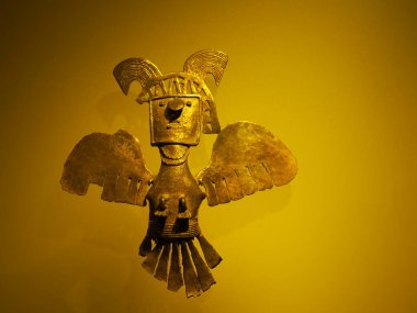 BOGOTA, COLOMBIA - 3 Temmuz 2024: Museo del Oro 'da (Altın Müzesi) sergilenen Süper Altın Eserler. Arkaplanda izole