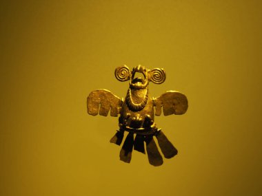 BOGOTA, COLOMBIA - 3 Temmuz 2024: Museo del Oro 'da (Altın Müzesi) sergilenen Süper Altın Eserler. Arkaplanda izole